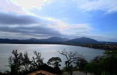 Imagem: A casa possui 3 Dormitórios, 4 Banheiros e 450m² de Área