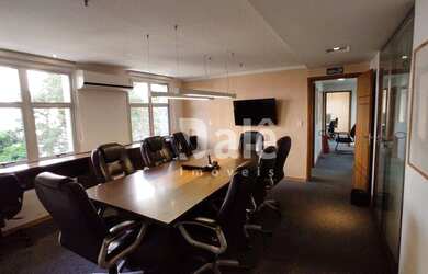 Imagem: O depósito possui 5 Vagas na garagem, 277m² de Área e está