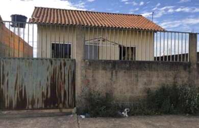 Imagem: A casa possui 2 Dormitórios, 1 Banheiro, 1 Vaga na garagem
