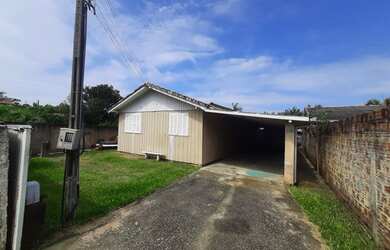 Imagem: A casa possui 3 Dormitórios, 2 Banheiros, 2 Vagas na garagem