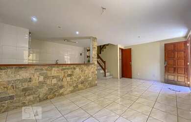 Imagem: A casa possui 2 Dormitórios, 2 Banheiros, 1 Vaga na garagem