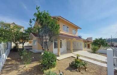 Imagem: A casa possui 3 Dormitórios, 2 Banheiros, 2 Vagas na garagem