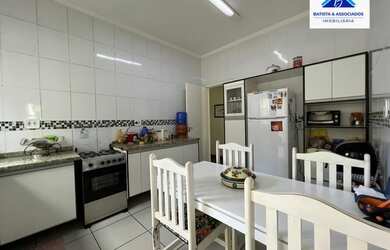 Imagem: A casa possui 3 Dormitórios, 4 Banheiros, 2 Vagas na garagem