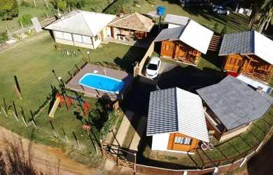 Imagem: A casa possui 5 Dormitórios, Acomodam 14 pessoas, 4 Vagas na