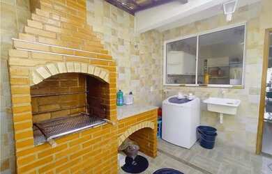 Imagem: A casa possui 3 Dormitórios, 2 Banheiros, 1 Vaga na garagem