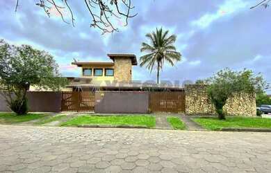 Imagem: A casa possui 4 Dormitórios, 4 Banheiros, 4 Vagas na garagem