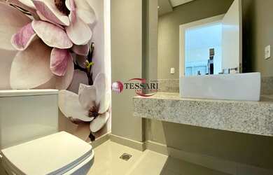 Imagem: A casa em condomínio possui 4 Dormitórios, 5 Banheiros, 3