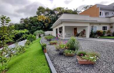 Imagem: A casa possui 3 Dormitórios, 2 Banheiros, 1 Vaga na garagem