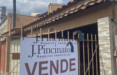 Imagem: A casa possui 2 Dormitórios, 1 Banheiro, 3 Vagas na garagem