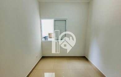 Imagem: A casa possui 3 Dormitórios, 2 Banheiros, 2 Vagas na garagem