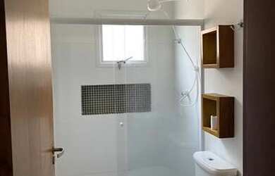 Imagem: A casa em condomínio possui 4 Dormitórios, 4 Banheiros, 5