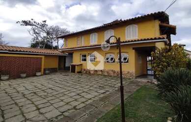 Imagem: A casa possui 4 Dormitórios, 3 Banheiros, 1 Vaga na garagem