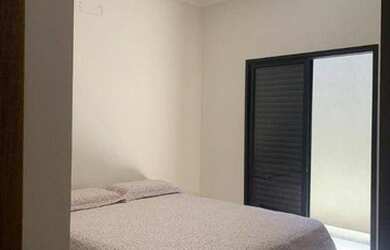 Imagem: A casa possui 3 Dormitórios, 2 Banheiros, 2 Vagas na garagem