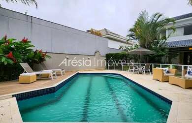 Imagem: A casa em condomínio possui 5 Dormitórios, 5 Banheiros, 4