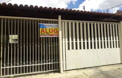 Imagem: A casa possui 4 Dormitórios, 1 Banheiro, 2 Vagas na garagem