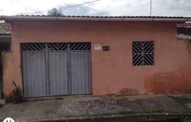 Imagem: A casa possui 3 Dormitórios, 1 Banheiro, 1 Vaga na garagem