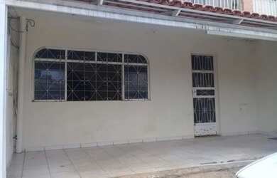 Imagem: A casa possui 3 Dormitórios, 2 Banheiros, 1 Vaga na garagem