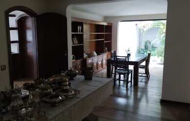 Imagem: A casa possui 4 Dormitórios, 4 Banheiros, 4 Vagas na garagem