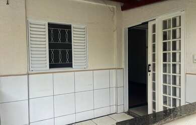 Imagem: A casa possui 2 Dormitórios, 1 Banheiro e 1 Vaga na garagem