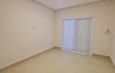 Imagem: A casa em condomínio possui 3 Dormitórios, 2 Banheiros, 2