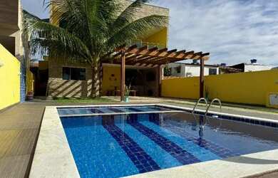 Imagem: A casa possui 4 Dormitórios, Acomodam 15 pessoas, 4 Vagas na