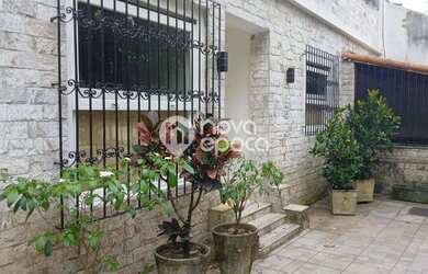 Imagem: A casa possui 4 Dormitórios, 4 Banheiros, 1 Vaga na garagem