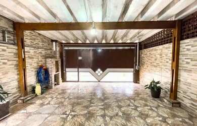 Imagem: A casa possui 3 Dormitórios, 2 Banheiros, 2 Vagas na garagem