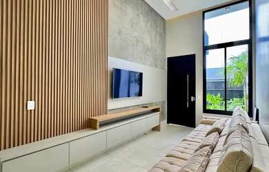 Imagem: A casa possui 3 Dormitórios, 2 Banheiros, 2 Vagas na garagem