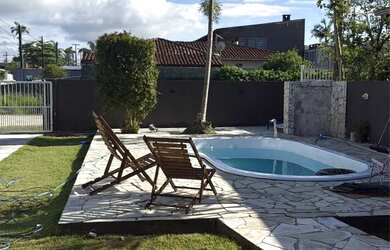 Imagem: A casa possui 3 Dormitórios, Acomodam 8 pessoas, 5 Vagas na