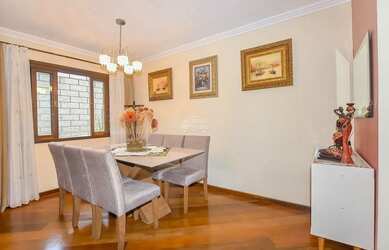 Imagem: A casa possui 4 Dormitórios, 4 Banheiros, 2 Vagas na garagem