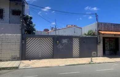 Imagem: A casa possui 3 Dormitórios, 3 Banheiros, 2 Vagas na garagem