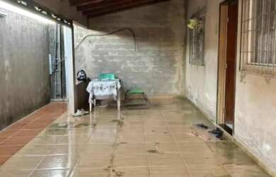 Imagem: A casa possui 2 Dormitórios, 1 Banheiro e 1 Vaga na garagem