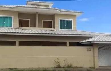 Imagem: A casa possui 4 Dormitórios, 5 Banheiros, 400m² de Área e