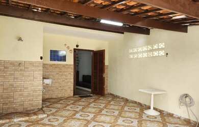 Imagem: A casa possui 1 Dormitório, Acomodam 4 pessoas, 1 Vaga na garagem