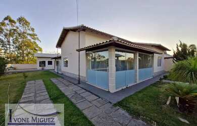 Imagem: A casa possui 4 Dormitórios, 4 Banheiros, 1 Vaga na garagem