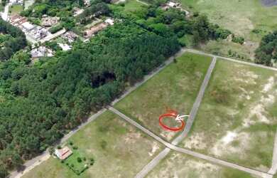 Imagem: O terreno possui 225m² de Área e está localizado em Laranjal