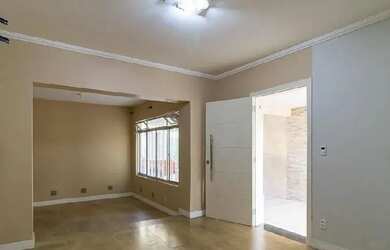 Imagem: A casa possui 3 Dormitórios, 5 Banheiros, 4 Vagas na garagem