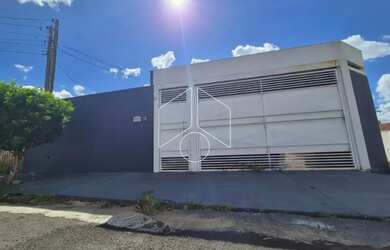 Imagem: A casa possui 3 Dormitórios, 2 Banheiros, 2 Vagas na garagem