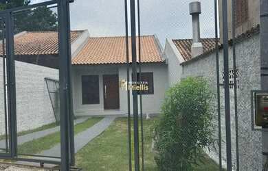 Imagem: A casa possui 3 Dormitórios, 2 Banheiros, 2 Vagas na garagem