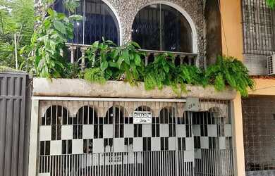 Imagem: A casa possui 4 Dormitórios, 5 Banheiros, 1 Vaga na garagem