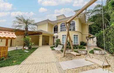 Imagem: A casa possui 5 Dormitórios, 5 Banheiros, 4 Vagas na garagem