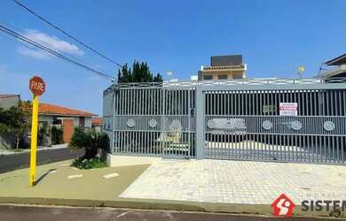 Imagem: A casa possui 4 Dormitórios, 5 Banheiros, 2 Vagas na garagem