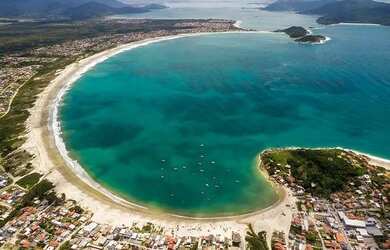 Imagem: A casa possui 3 Dormitórios, Acomodam 10 pessoas e está localizado