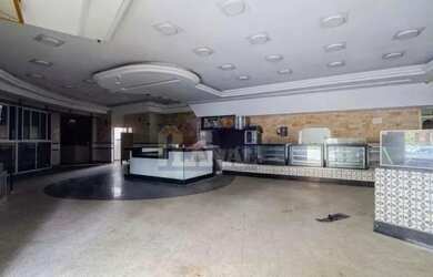 Imagem: O depósito possui 5 Vagas na garagem, 340m² de Área e está