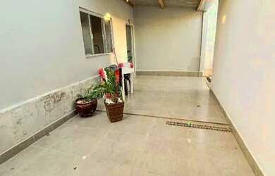 Imagem: A casa possui 3 Dormitórios, 2 Banheiros, 2 Vagas na garagem