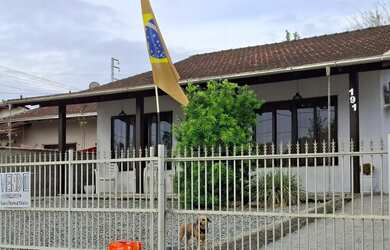 Imagem: A casa possui 3 Dormitórios, 1 Banheiro, 2 Vagas na garagem