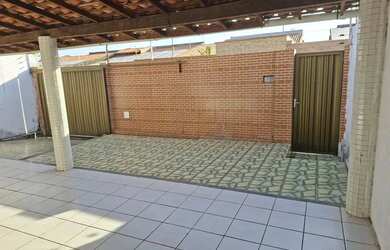 Imagem: A casa possui 2 Dormitórios, 1 Banheiro, 3 Vagas na garagem