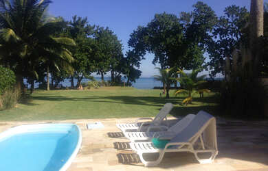 Imagem: A casa possui 5 Dormitórios, Acomodam 15 pessoas, 5 Vagas na