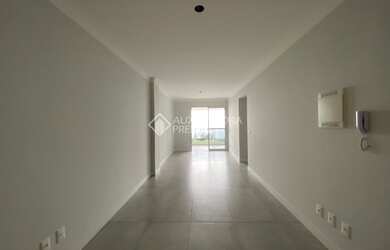 Imagem: O apartamento possui 3 Dormitórios, 1 Banheiro, 1 Vaga na garagem