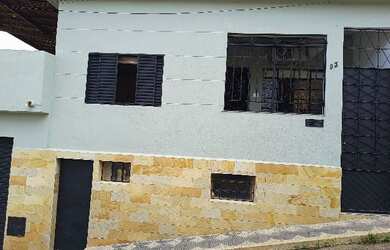 Imagem: A casa possui 3 Dormitórios, 2 Banheiros, 2 Vagas na garagem